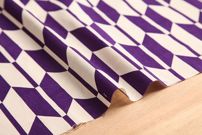 最終お値下げ　美品　上質正絹　矢絣柄　地模様の上に矢絣を染めた上質〜長襦袢　赤色 最終お値下げ 美品 上質正絹 矢絣柄 地模様の上に矢絣を